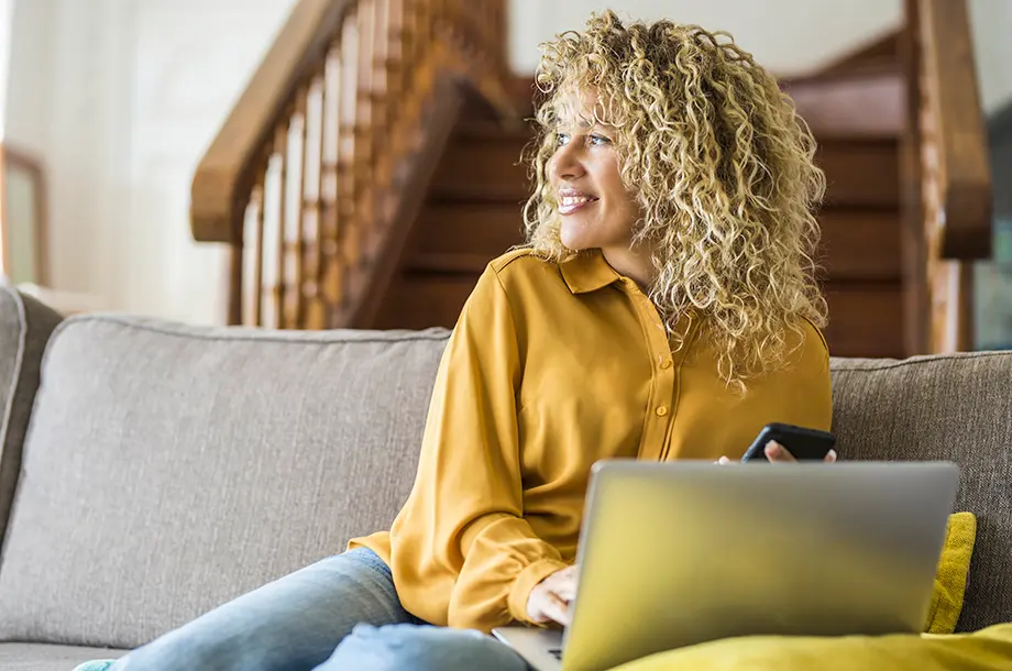 photos d'une femme souriante assise sur un canapé